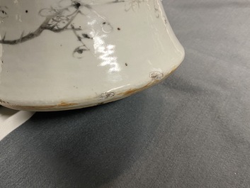 Un vase en porcelaine de Chine qianjiang cai aux &eacute;l&eacute;ments en forme de papillons en relief, 19&egrave;me